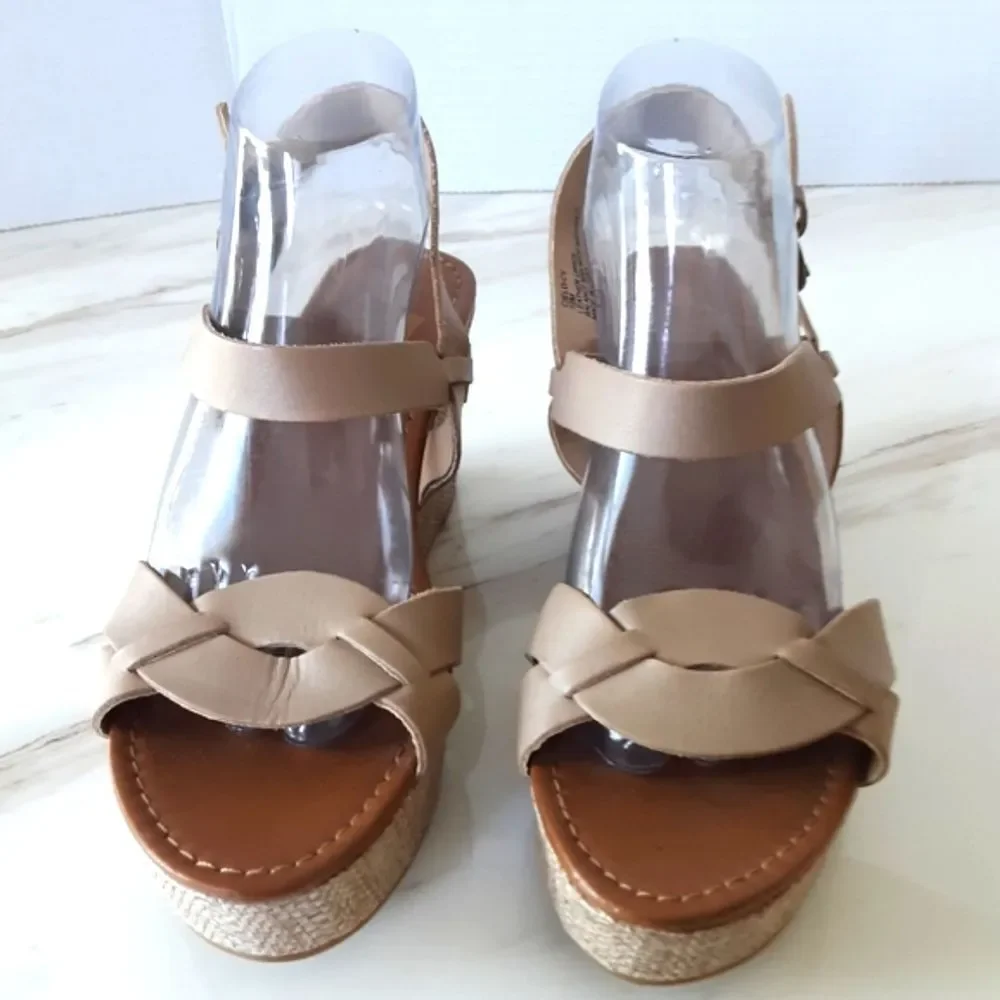CROWN VINTAGE BEIGE LEATHER WEDGE SANDAL SZ 10